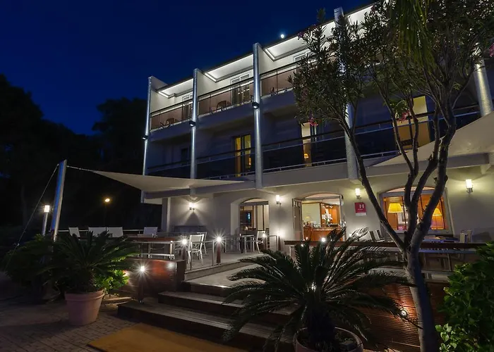 Hotel L'amiral LʼÎle-Rousse